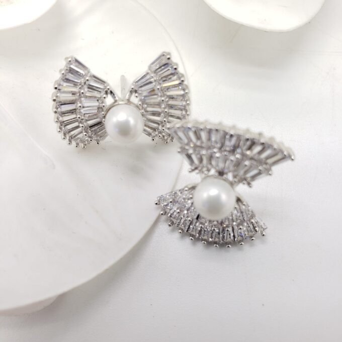 Zircon Bowtie Pearl Earring